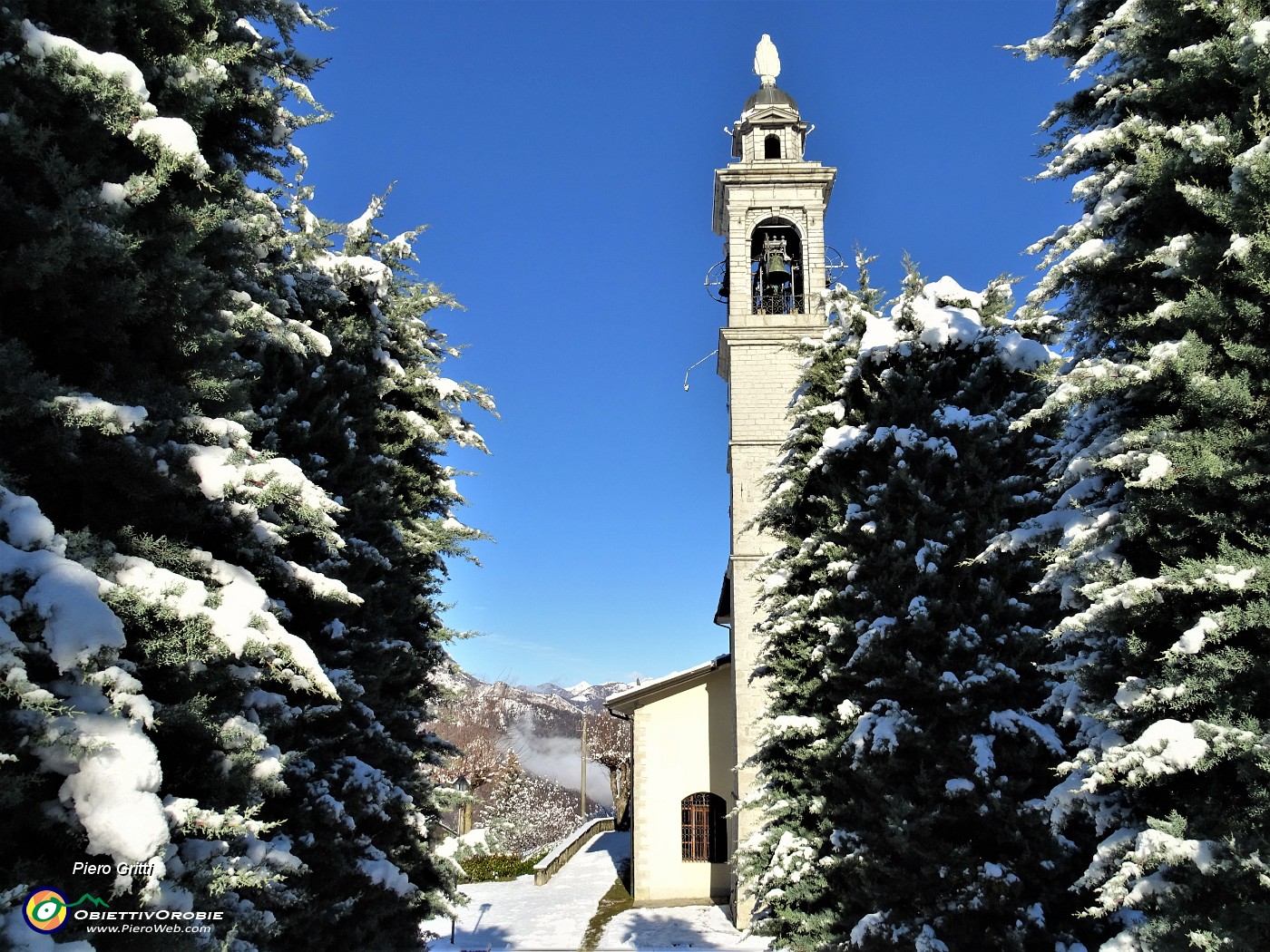 41 Chiesa di Miragolo S. Salvatore vista dal vialetto alberato del cimitero.JPG